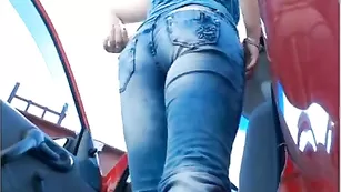 Порочная сучка CandySweety26 соблазняет сочной попой