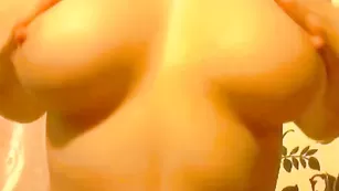 Грудастая путана malyavka наминает свои прелести