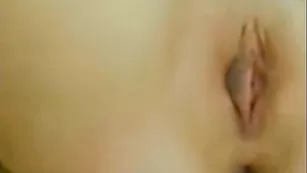 Черноволосая курва Krisstinna показывает бритые дырочки