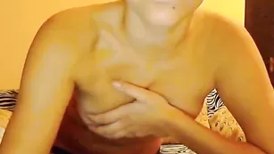 Милая сучка xxsweet69xx ласкает небольшие сиси