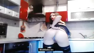 Великолепная телка vipkiska4u мастурбирует киску на кухне