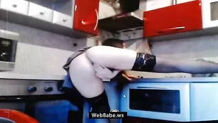 Великолепная телка vipkiska4u мастурбирует киску на кухне