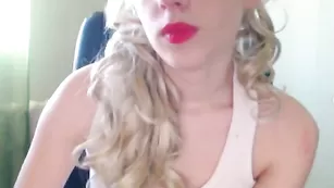 Ярая шлюшка robertina растягивает пилотку