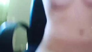 Ярая шлюшка robertina растягивает пилотку