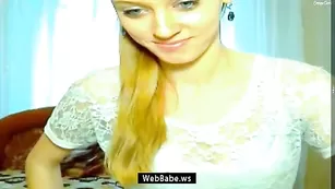 Желанная малышка LisaLoveX показывает сиськи