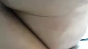 Импозантная сучка sexulgunia мастурбирует бритую вагину