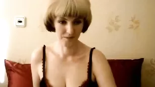 Изысканная тетка Prettyrita смачно трахает пизду