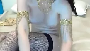 Черноволосая цыпочка aleksaelita нежно ласкает влагалище