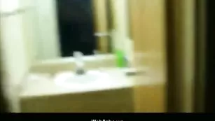 Молодая брюнетка сосет черный пенис