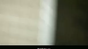 Молодая брюнетка сосет черный пенис