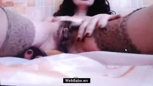 Краля с волосатой киской superslut мастурбирует очко