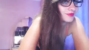 Очкастая шалава severnaya смачно шлепает себя по попке