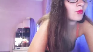 Очкастая шалава severnaya смачно шлепает себя по попке