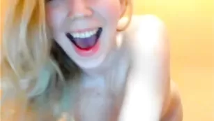 Симпатичная кобыла SexyMajay соблазняет крупной попой