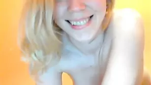 Симпатичная кобыла SexyMajay соблазняет крупной попой