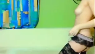 Похотливая телка Krisstinna нежно теребит пизду