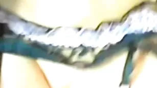 Похотливая телка Krisstinna нежно теребит пизду