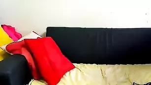 Строптивая брюнетка xcarolinax трахает пизду фаллосом