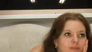 Симпатичная краля Pippa трахает себя фаллосом