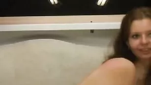 Симпатичная краля Pippa трахает себя фаллосом