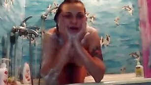 Великолепная стерва SANDYkiss моется в ванне