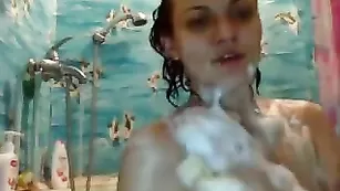 Великолепная стерва SANDYkiss моется в ванне