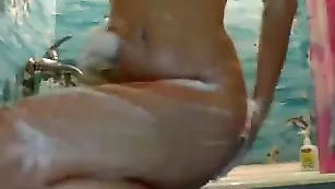 Великолепная стерва SANDYkiss моется в ванне