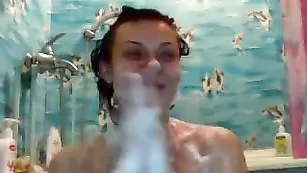 Великолепная стерва SANDYkiss моется в ванне