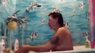 Великолепная стерва SANDYkiss моется в ванне