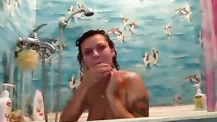 Великолепная стерва SANDYkiss моется в ванне