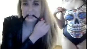 Темноволосая шалава newcatbaby танцует с подружкой