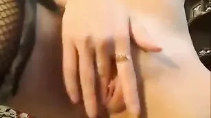 Шлендра в чулках crystalxx ласкает бритую пизду