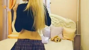 Белокурая шкура litisia18 исполняет стриптиз