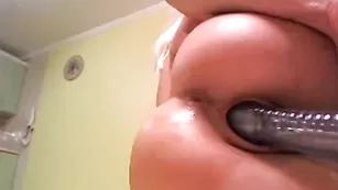 Смазливая бабенка sofiflirt трахает бритую киску