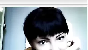 Молодая чудная стерва runetki ласкает упругую попку