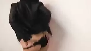 Замечательная брюнетка MarryAnn нежно трахает пилотку