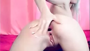 Привлекательная блонда barbiedoll исполняет клевую мастурбацию