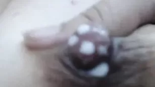 Красивая бестия Selena_sweet' доит свои сисяндры