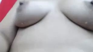 Красивая бестия Selena_sweet' доит свои сисяндры