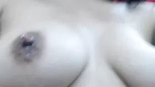 Красивая бестия Selena_sweet' доит свои сисяндры