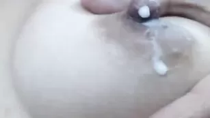 Красивая бестия Selena_sweet' доит свои сисяндры