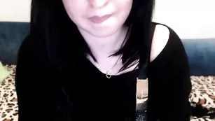 Шикарная кобыла vbonnie ласкает сочную киску