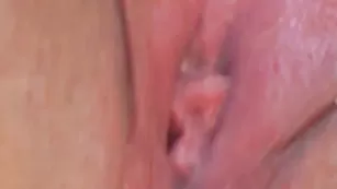 Симпатичная шалава merlynnight нежно мастурбирует пизду