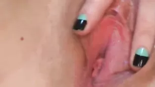 Симпатичная шалава merlynnight нежно мастурбирует пизду