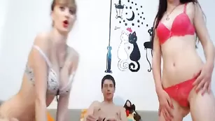 Шикарные куколки amazingcouple ласкают бритые дырочки