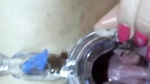 Похотливая крошка KissesOfLove показывает пизду ближним ракурсом