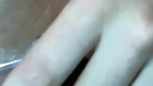 Похотливая крошка KissesOfLove показывает пизду ближним ракурсом