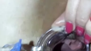 Похотливая крошка KissesOfLove показывает пизду ближним ракурсом