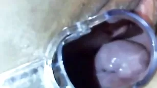 Похотливая крошка KissesOfLove показывает пизду ближним ракурсом