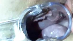 Похотливая крошка KissesOfLove показывает пизду ближним ракурсом